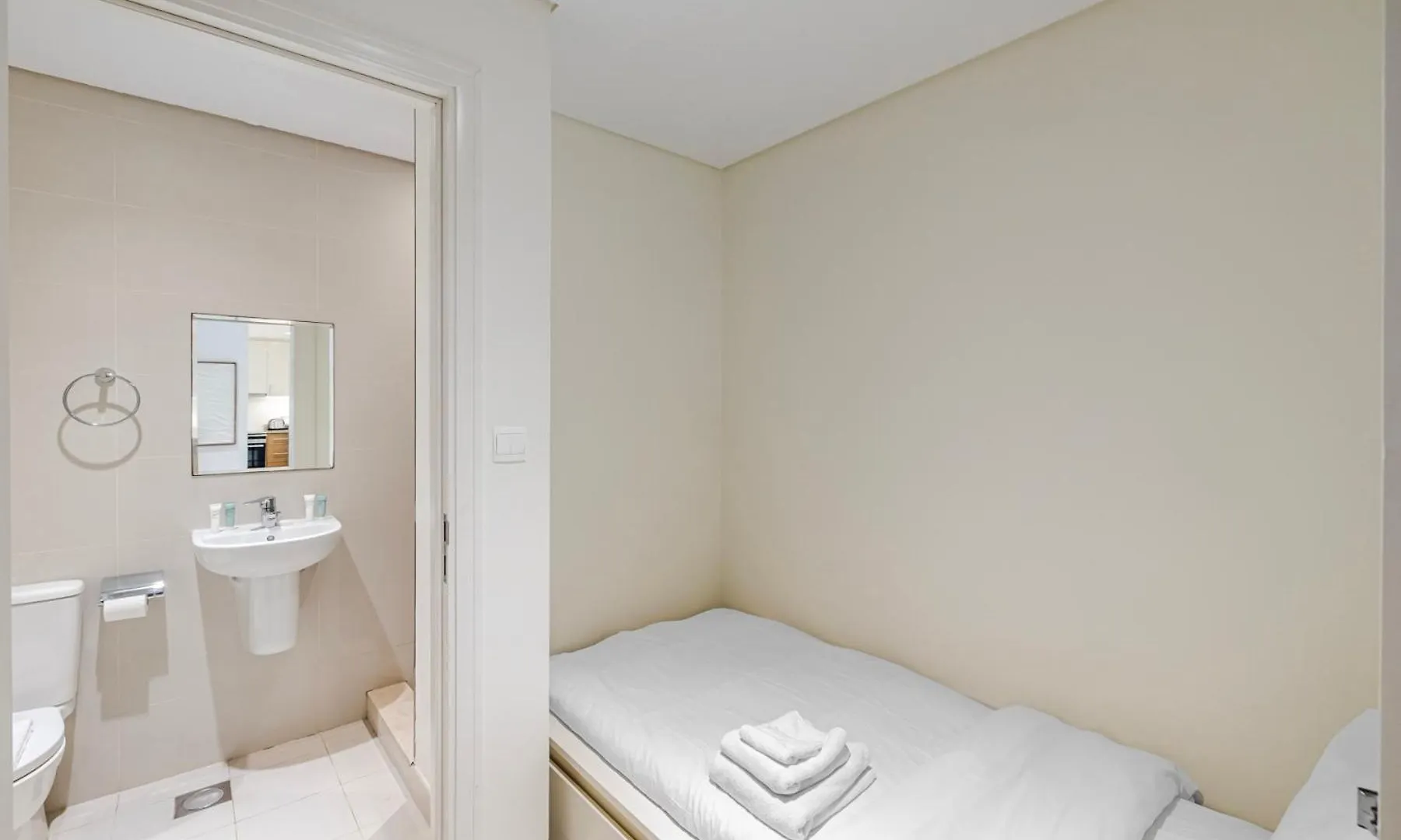 Nox Spacious 3Br In Boulevard Crescent Tower Summer Deal Dubai 0*,  United Arab Emirates